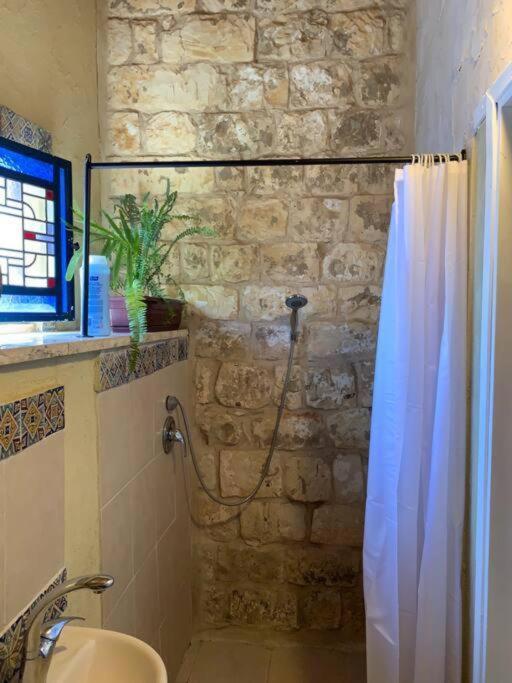 בית האבן העתיק מ-1885 עם מגונית פרטית בחצר Rosh Pinna Esterno foto